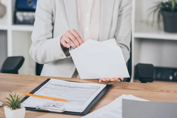 Profesional con sobre en la mano